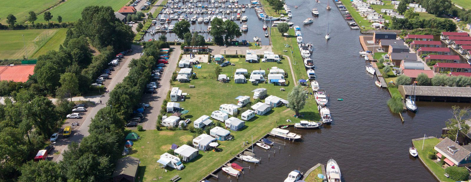 luchtfoto van jachthaven friesland met verkoophaven en camping