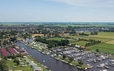 Luchtfoto van jachthaven friesland met camping en het watersport dorp akkrum
