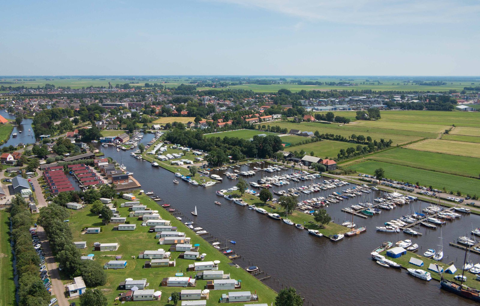 Luchtfoto van jachthaven friesland met camping en het dorp akkrum 