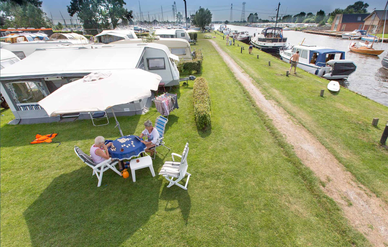 Camping Friesland is kamperen aan het water met caravan of tent