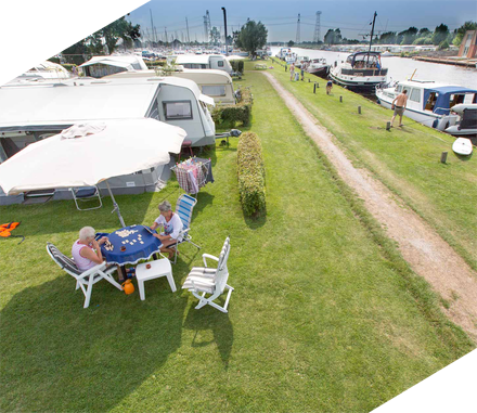 Camping Friesland is kamperen aan het water met caravan of tent
