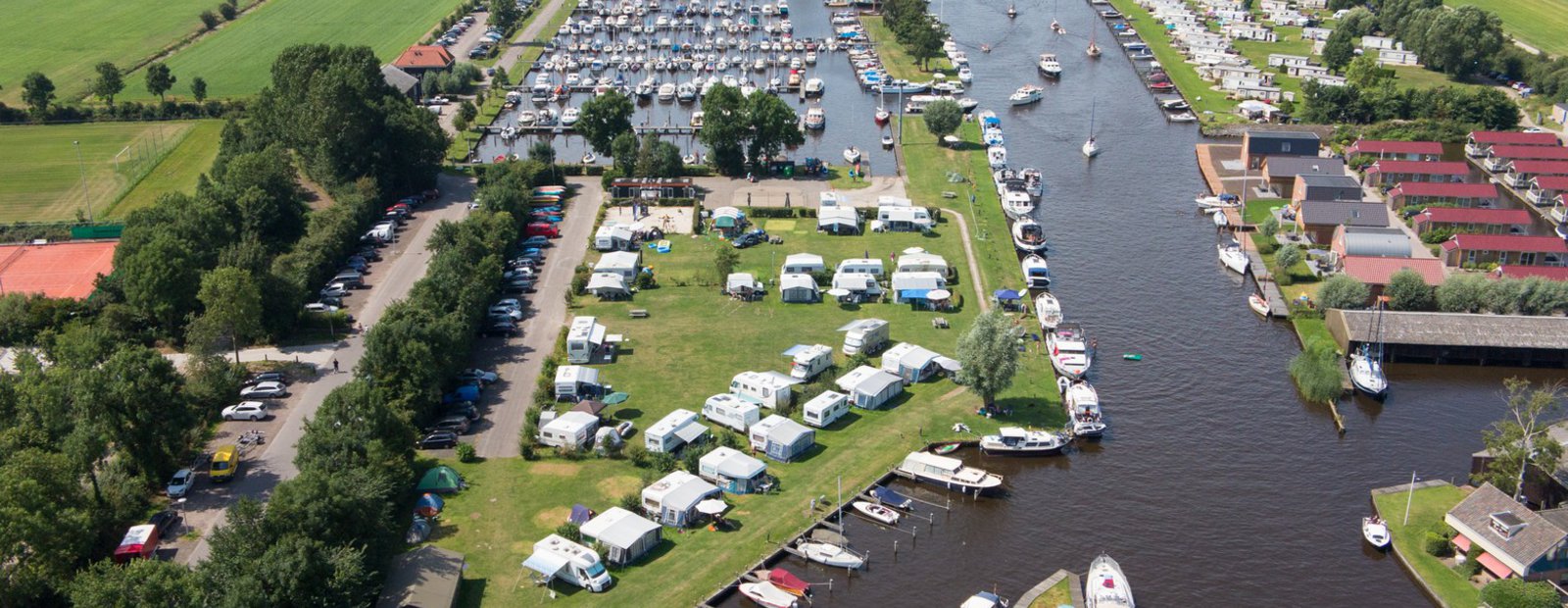 Bootverhuur in Friesland met jachthaven, camping en camperplaatsen. 