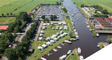 Bootverhuur Friesland met jachthaven en camping met in akkrum vlakbij het sneekermeer