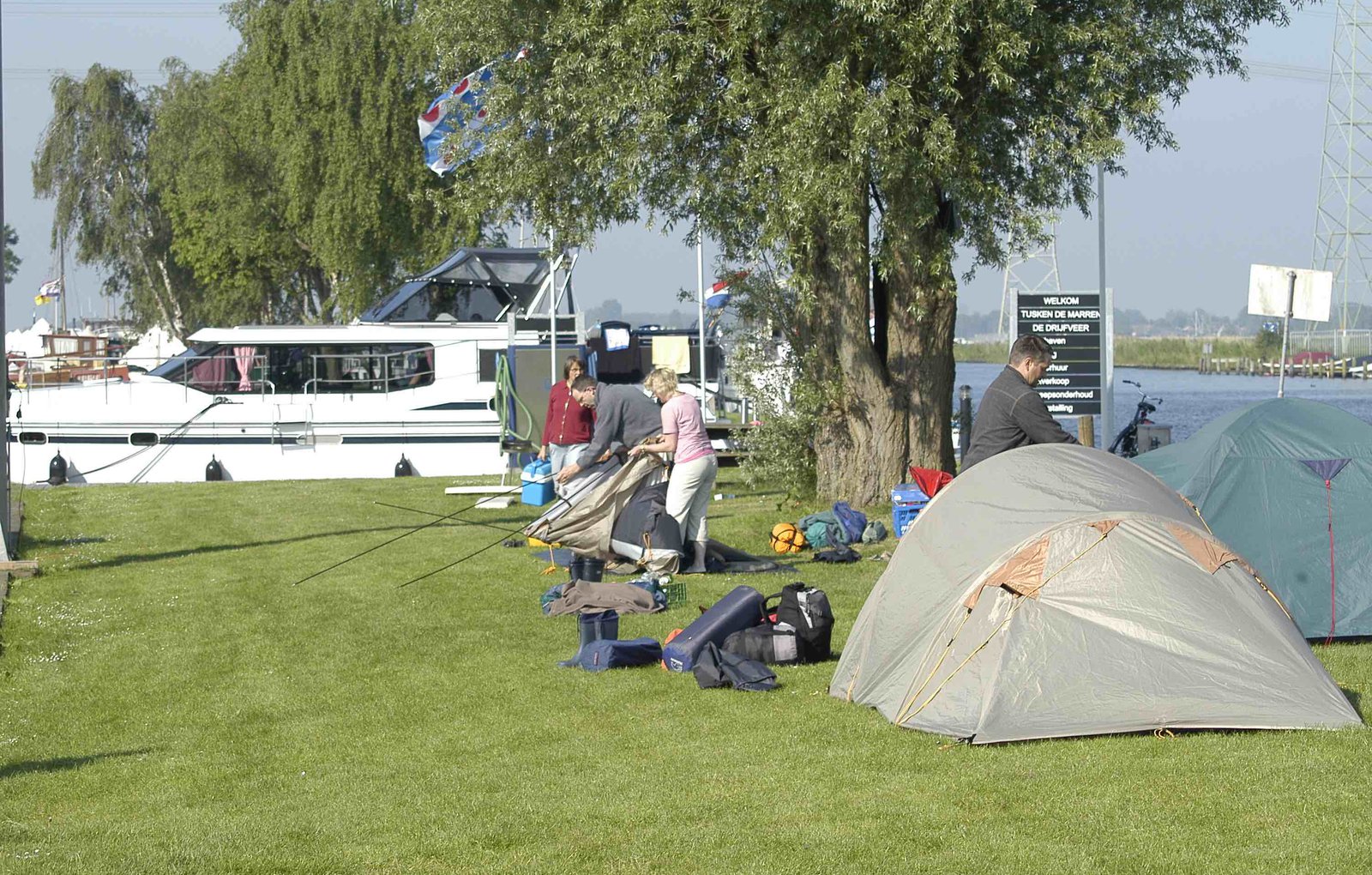 Tenten opzetten aan het water bij camping Friesland