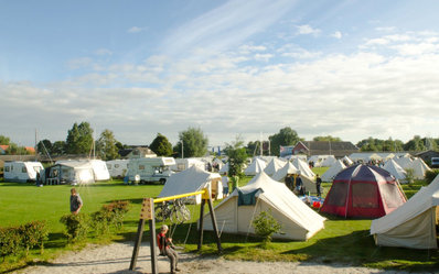 Kamperen aan het water bij camping friesland met tent caravan en camper