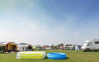 kamperen aan het water bij camping friesland met camperplaatsen