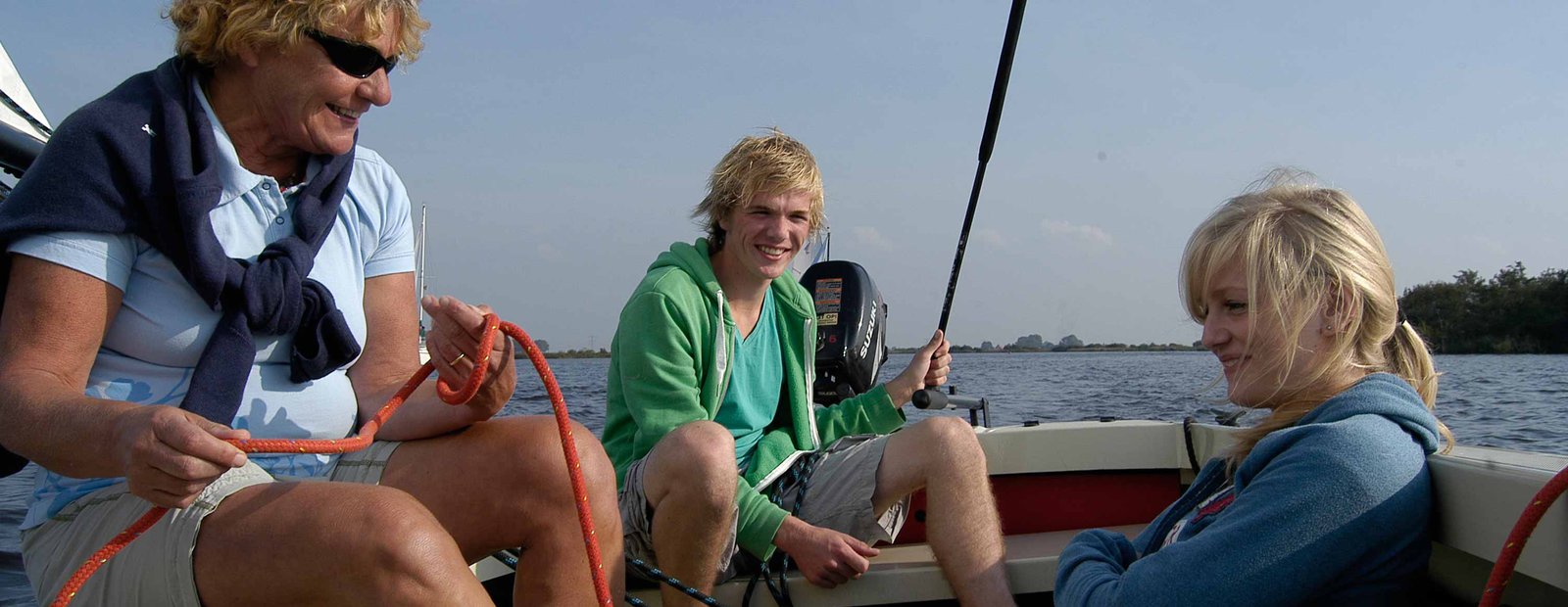 Valk huren friesland bootverhuur met zeilles en zeilen op het sneekermeer