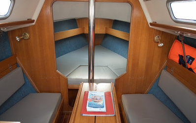 De ruime en lichte kajuit van de friendship 22 zeilboot friesland met ruime slaapplaatsen