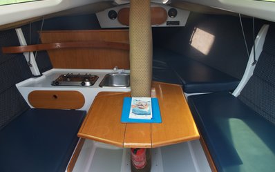 Ruime kajuit van zeilboot clever 23 huren Friesland met handig keukenblok en koelbox