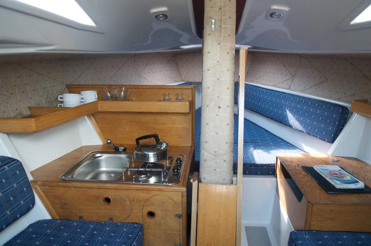 Zeilboot new classic 700 huren Friesland met lichte kajuit praktische indeling en handig keukenblok