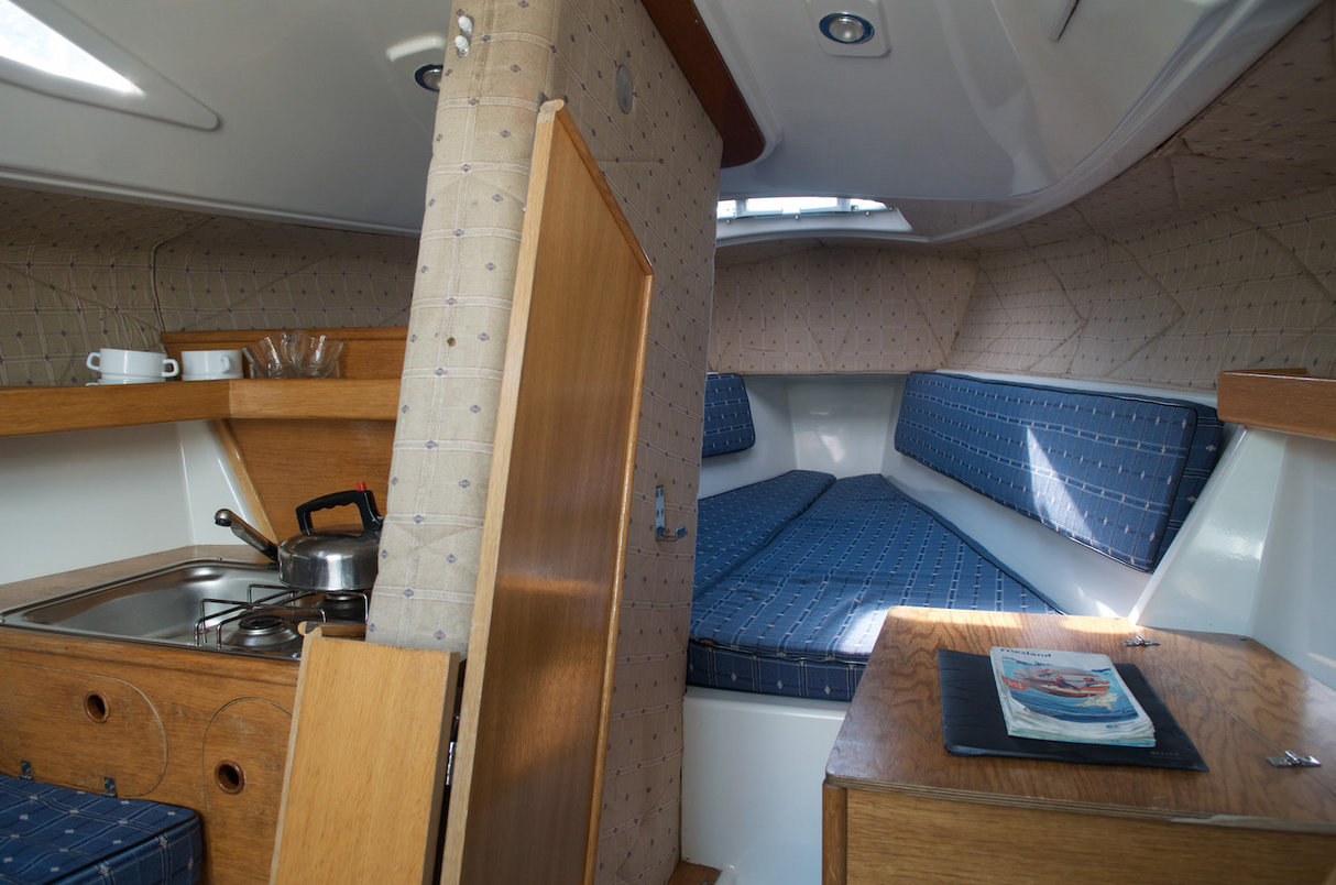 Zeilboot new classic 700 in Friesland huren met deze ruime kajuit en handig keukenblok