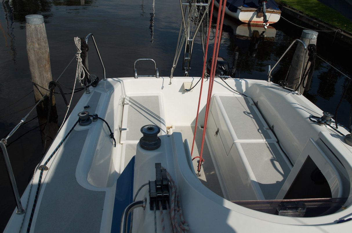 De ruime kuip en sterke motor van zeilboot new classic 700 huren Friesland