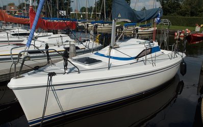 Deze new classic 700 zeilboot huren in Friesland vanuit de ligplaats bij jachthaven Drijfveer