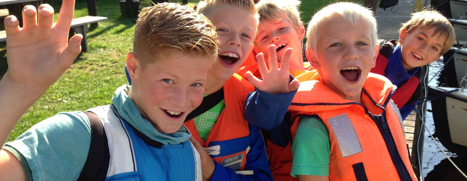 Schoolreis in friesland zeilen in valk en sloepvaren met kinderen
