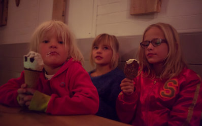 restaurant de koken aan het water in friesland kinderen eten ijsje