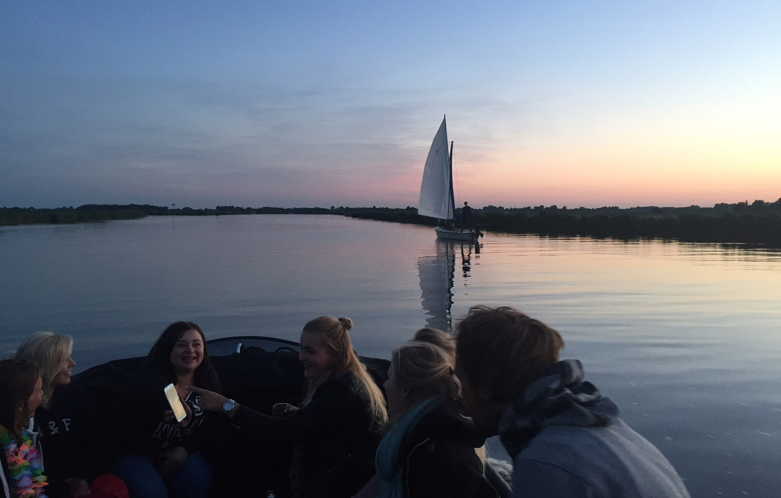 Sloep huren friesland met zonsondergang op Sneekermeer 