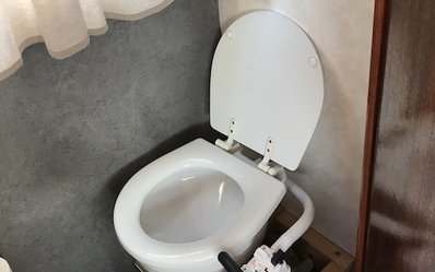 Toilet van een motorkruiser die te koop ligt in jachthaven Akkrum