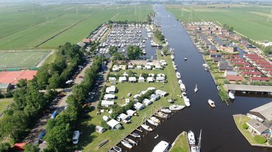 Luchtfoto met daarop te zien de camping, jachthaven en bootverhuur bij de Drijfveer in Friesland.